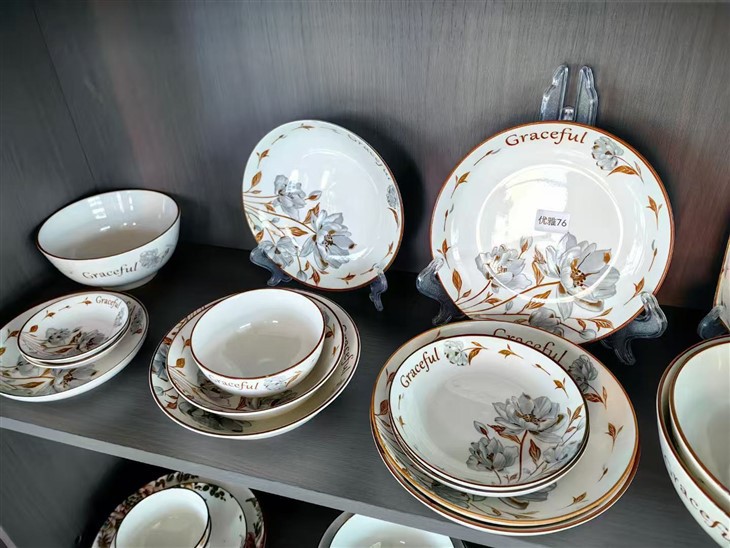 Set de tacâmuri ceramice frumoase cu quanlititate
